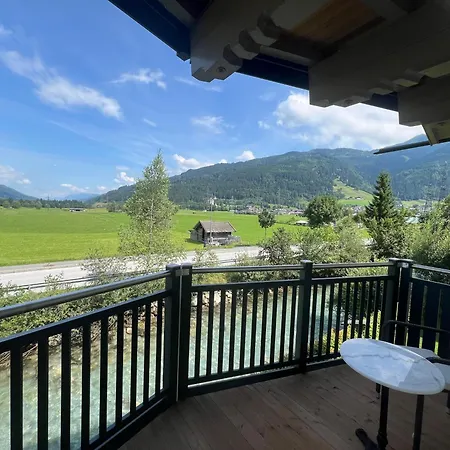 Holiday + Theresa Lägenhetshotell